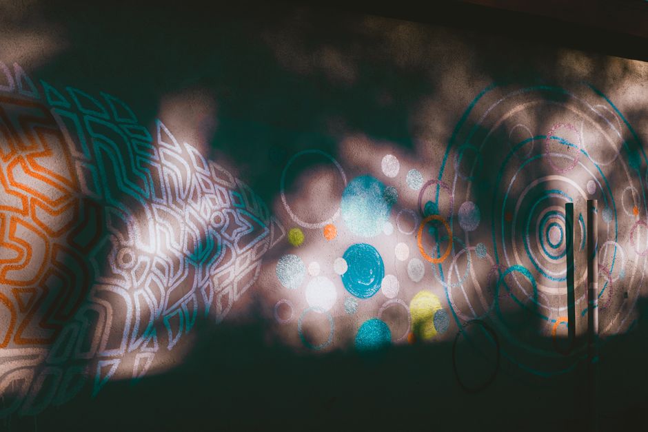Holografische projectie van kleurrijke vlinders op muur. Holografische projectie van kleurrijke vlinders op muur.